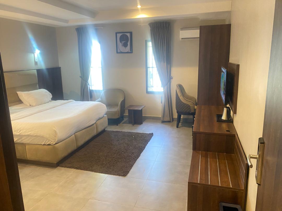 /web/uploads/116/Ivana Residence/room-photos/Deluxe Gold Room/IMG-20241118-WA0003.jpg